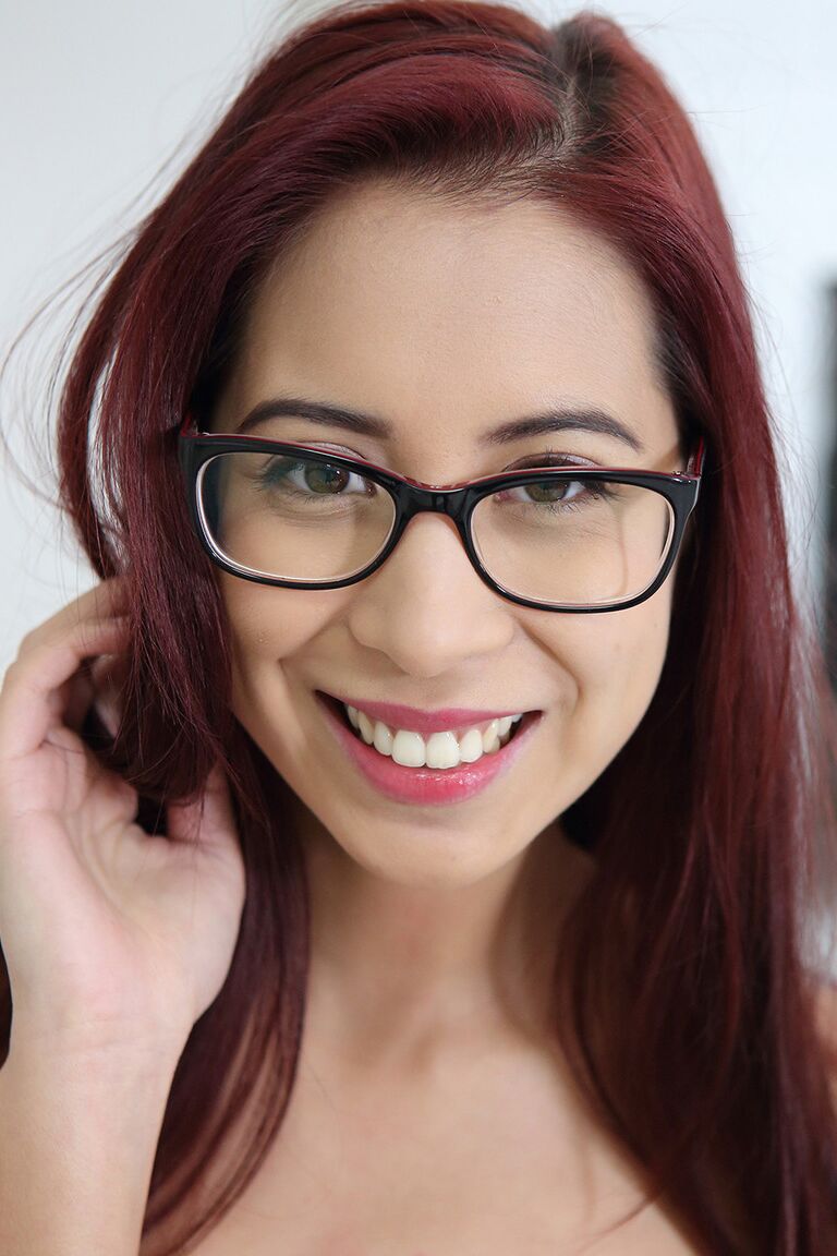 20P La pelirroja geek Paula Shy se lleva el coño a la boca después de quitarse un vestido revelador