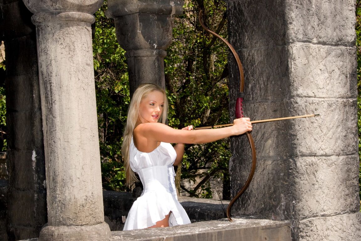 11P Hot chicks go lesbian and do double penetrations in a medieval forest