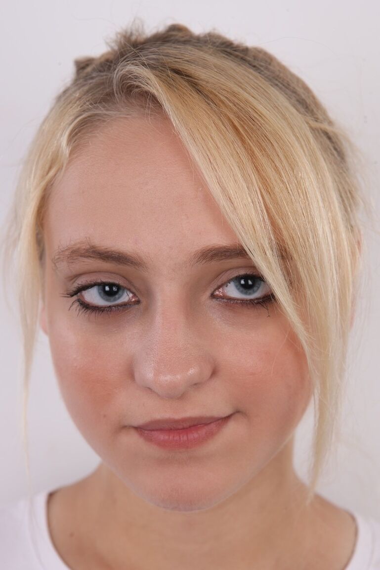 15P Die blonde Teenagerin Irena zieht ihre Kleidung aus, bevor sie nackt auf einem Hocker sitzt