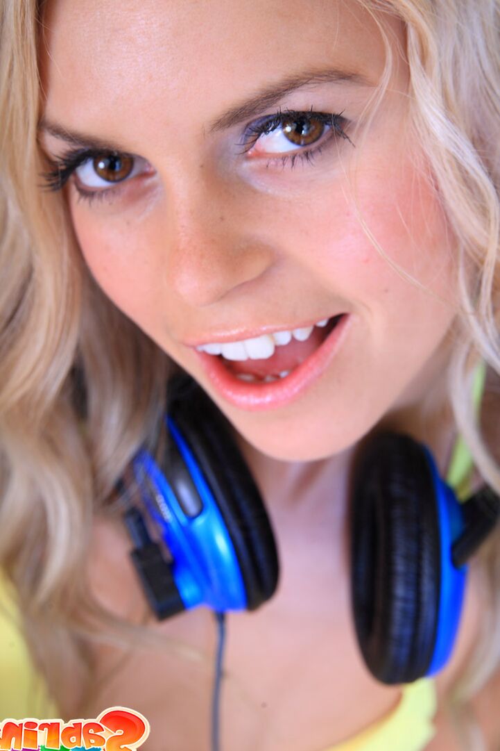 15P La adorable adolescente Sabrina Blond se quita el bikini antes de masturbarse con auriculares