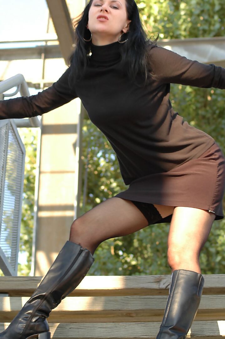 16P MILF vestida de preto em botas brinca com saia superior nua em degraus ao ar livre