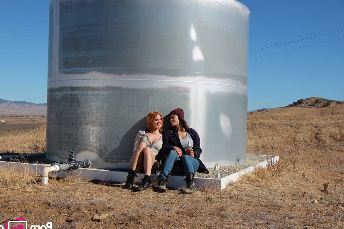 21P Las cachondas Jayme Langford y Raven Rockette se lamen el manguito al aire libre