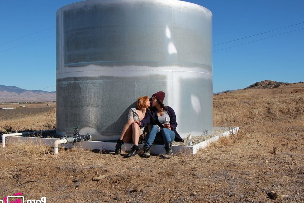 21P Las cachondas Jayme Langford y Raven Rockette se lamen el manguito al aire libre