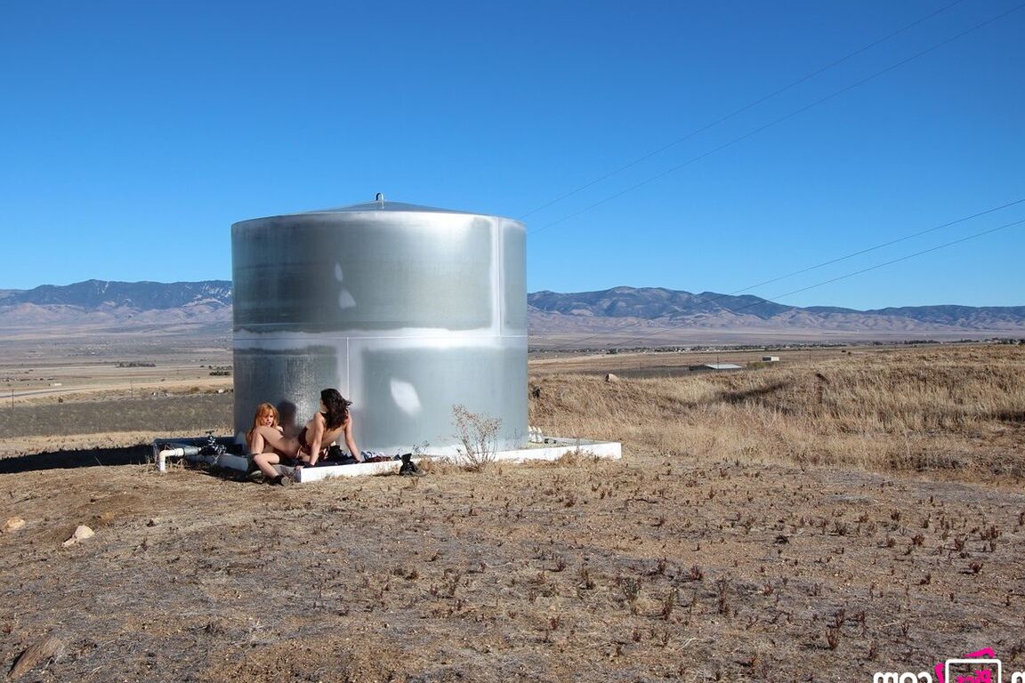21P Las cachondas Jayme Langford y Raven Rockette se lamen el manguito al aire libre