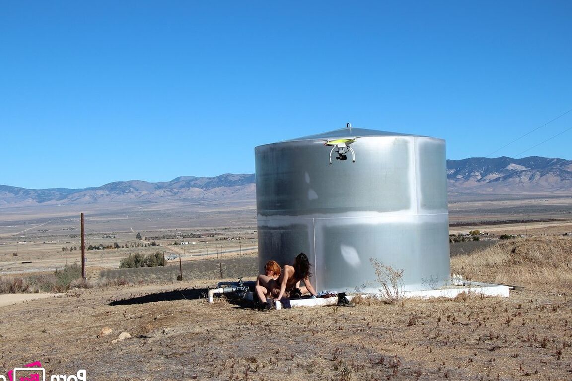 21P Las cachondas Jayme Langford y Raven Rockette se lamen el manguito al aire libre