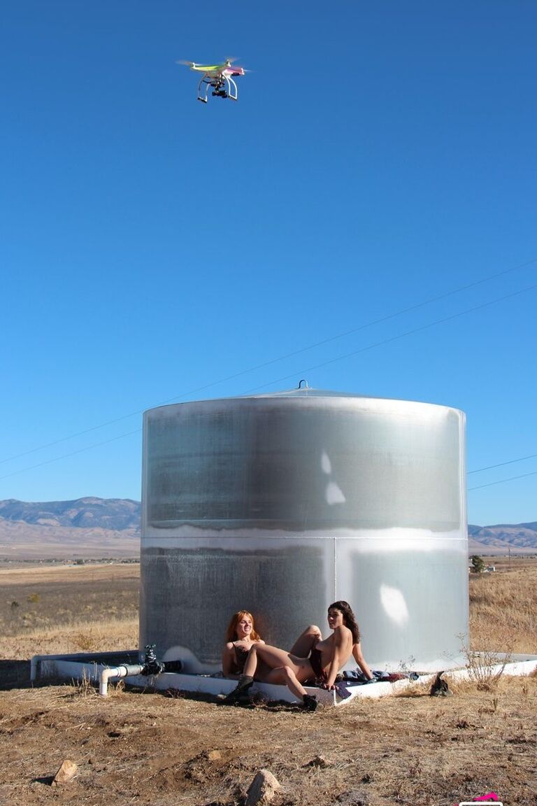 21P Las cachondas Jayme Langford y Raven Rockette se lamen el manguito al aire libre