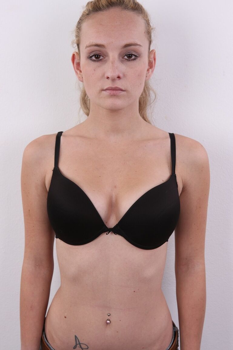 20P Loira amadora Aneta fica totalmente vestida contra uma parede e depois nua também