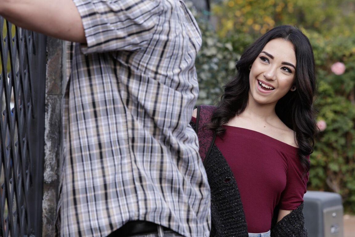 21P Teen Kiley Jay macht einen Spaziergang mit ihrem Freund