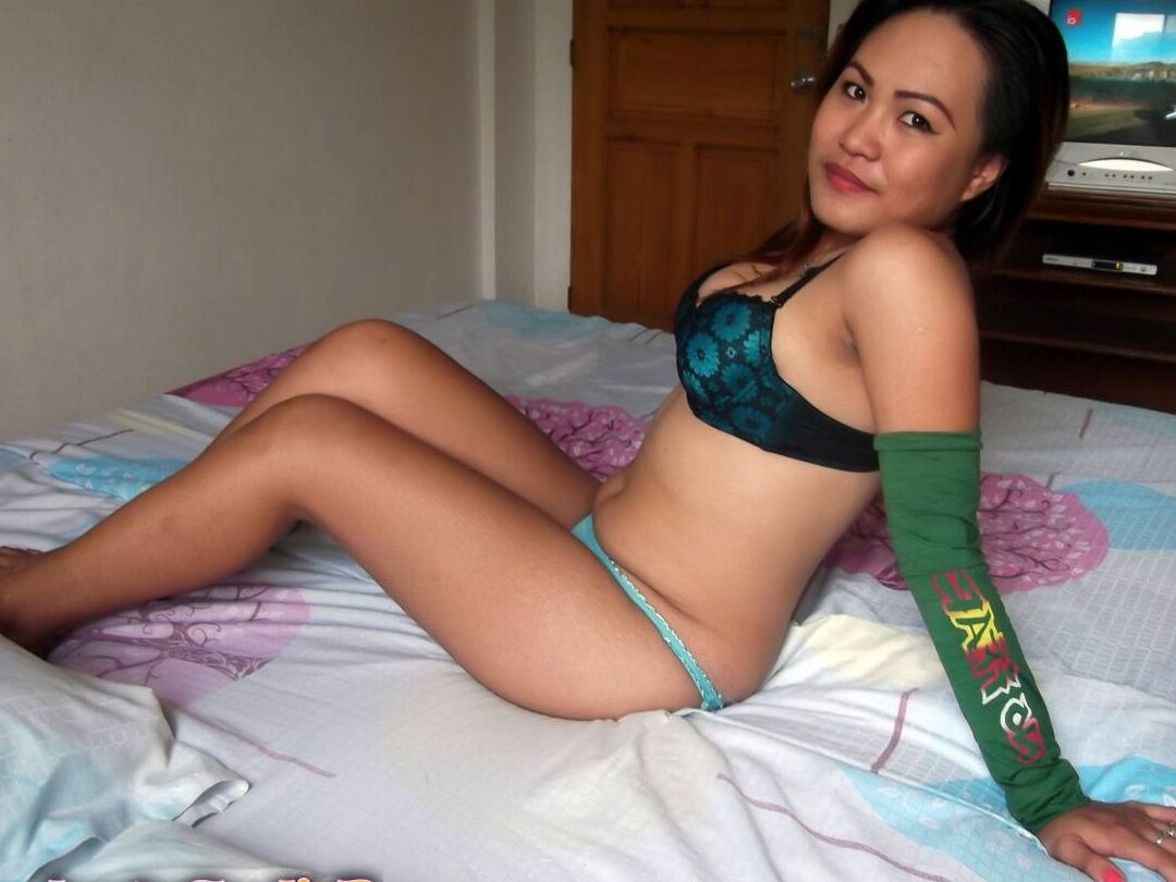 Anna Marie, amatrice philippine de 12P, montre nue ses beaux seins et son cul nu.