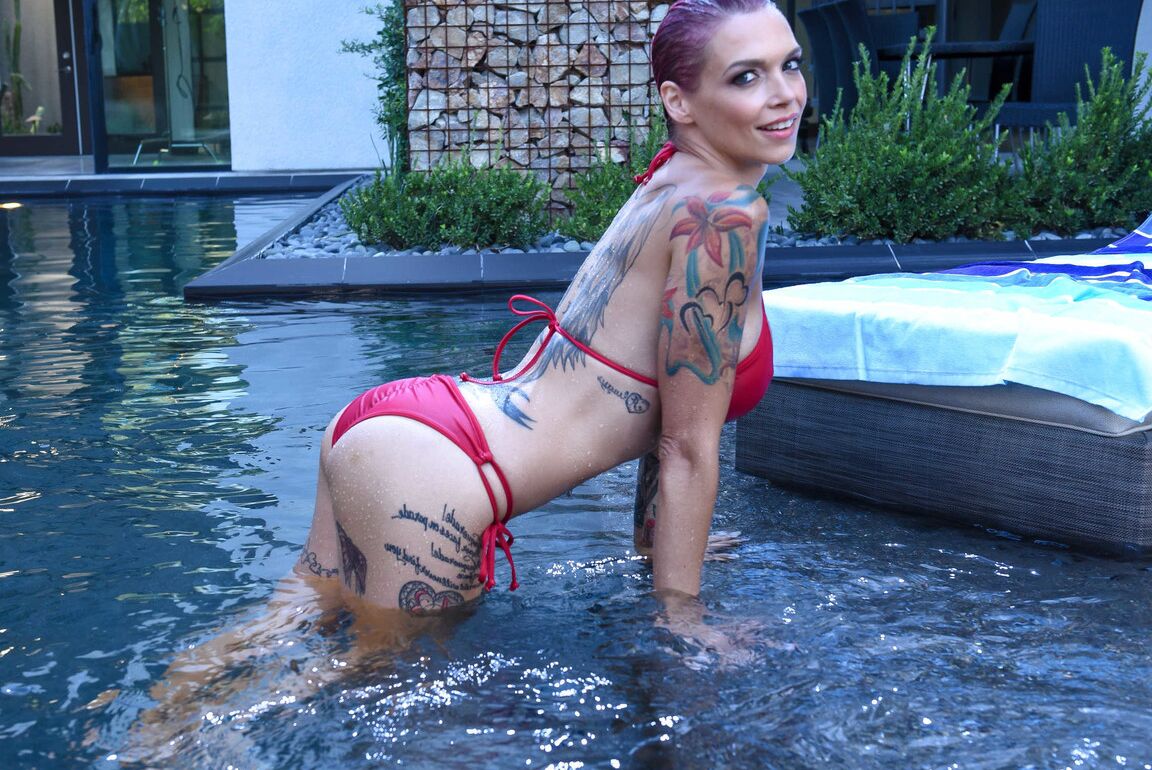 21P Modelos femininas solo tatuadas de Anna Bell Peaks encharcadas em um biquíni