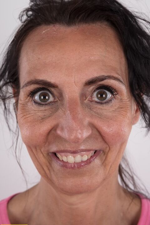 20P Reife Frau Klaudie steht nackt da, nachdem sie sich in Solo-Aktion ausgezogen hat