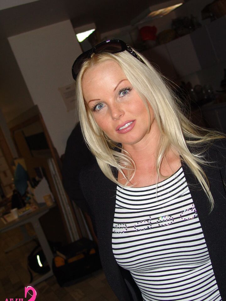 15P A famosa pornstar MILF Silvia Saint segue sua rotina diária