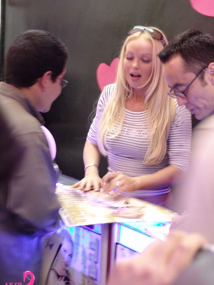 15P A famosa pornstar MILF Silvia Saint segue sua rotina diária