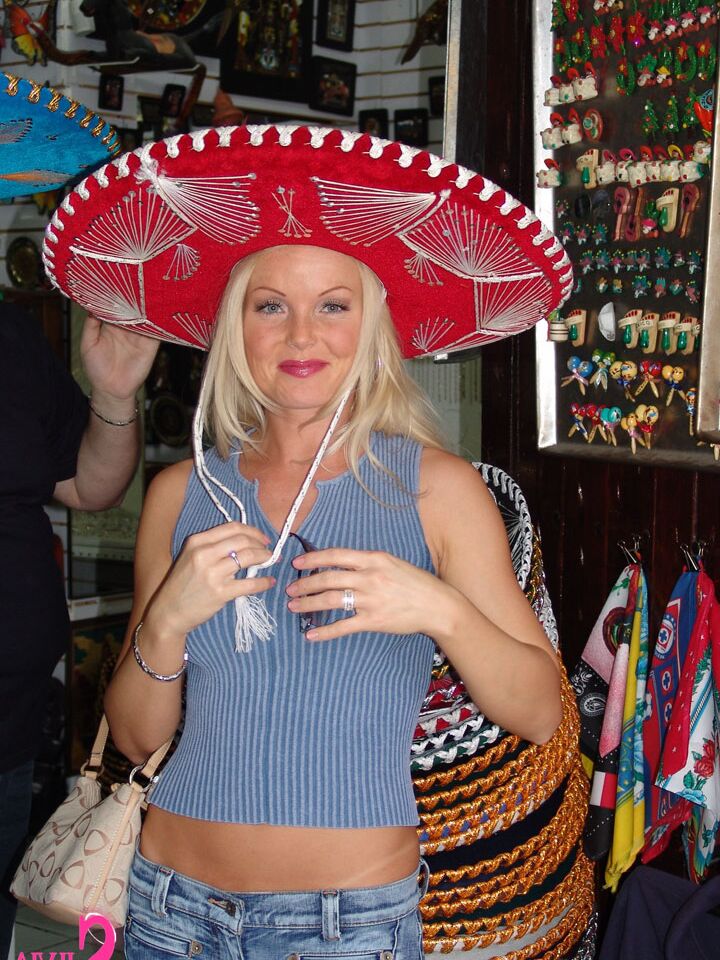15P A famosa pornstar MILF Silvia Saint segue sua rotina diária