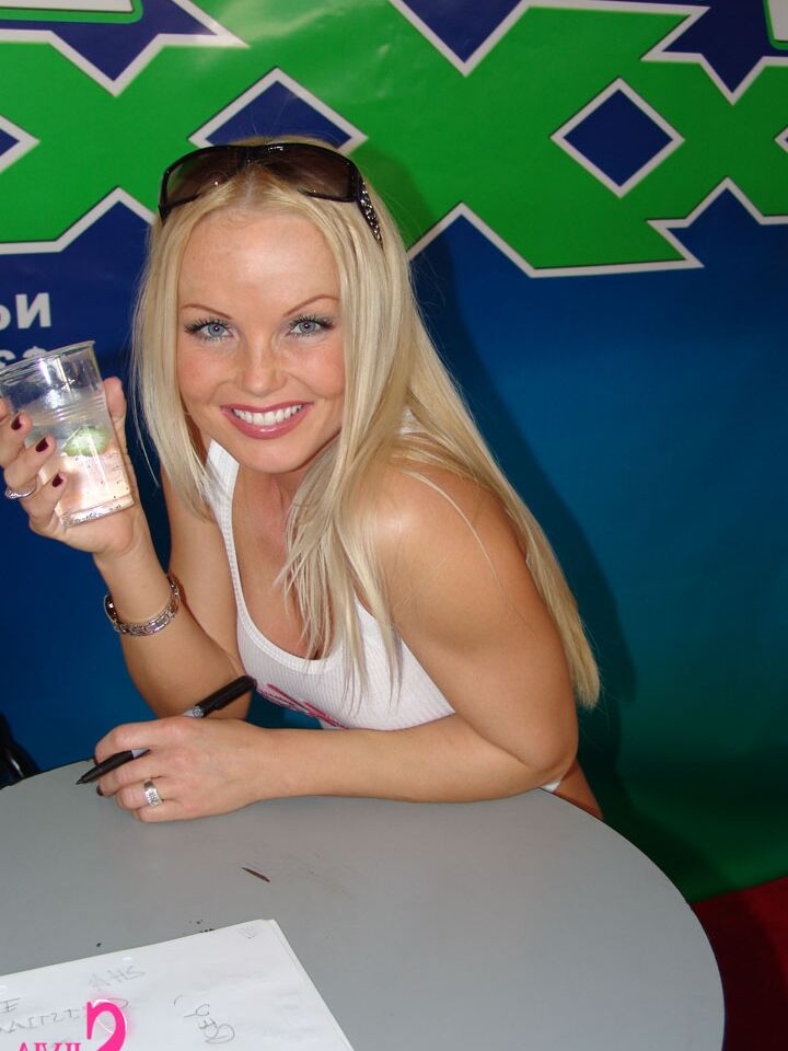 15P A famosa pornstar MILF Silvia Saint segue sua rotina diária