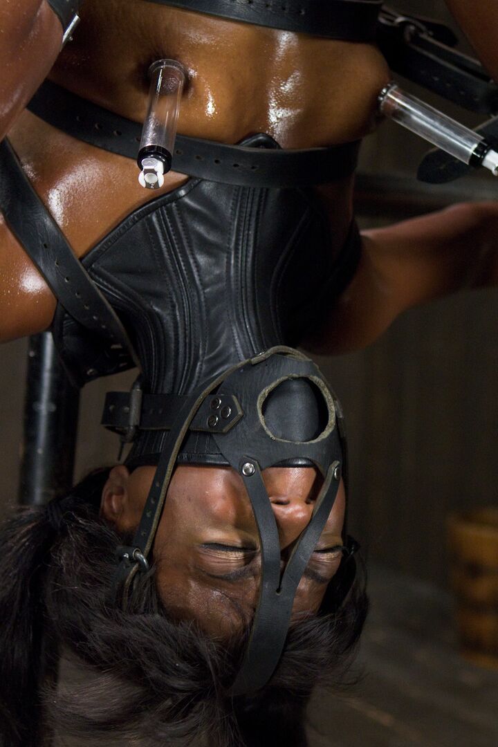 20P Ebony Ana Foxxx tem seus buracos preenchidos por domme Ranie Mae em ação BDSM sensual