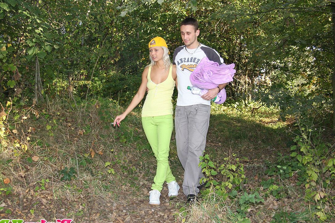 12P La linda adolescente rubia Pinky June y su novio se dirigen al bosque para follar