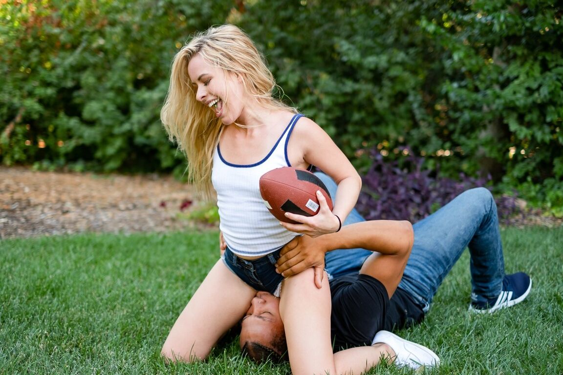15P La adorable adolescente rubia Lilly Ford follada por un jugador de fútbol negro