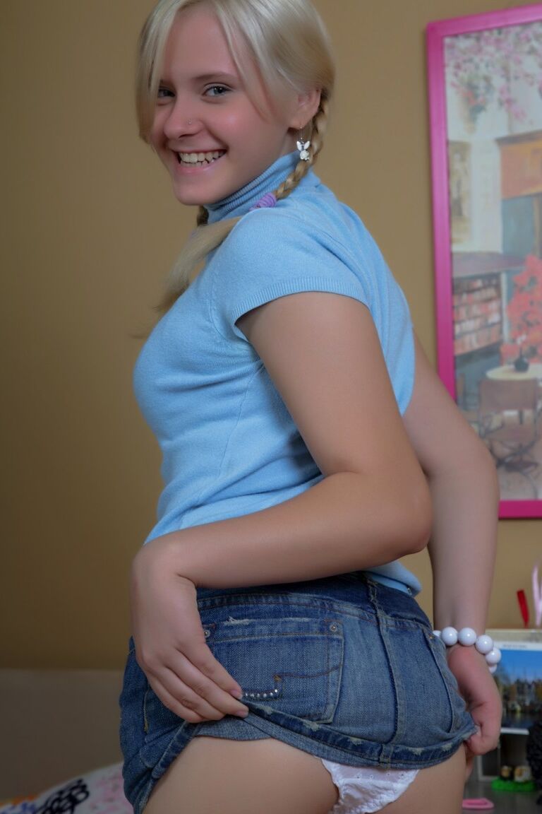 12P Jovem garota loira vai de bunda para boca com um pau grande