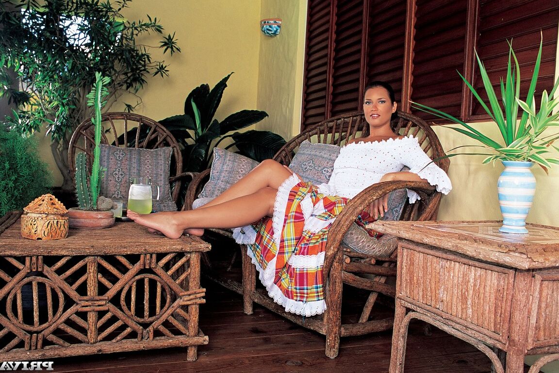 12P La salope hardcore Veronica da Souza aime le sexe anal en cowgirl