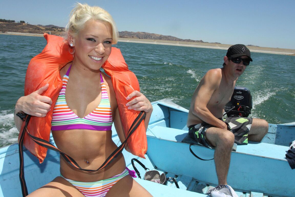 12P A linda adolescente Kacey Jordan é fodida enquanto pescava em um barco