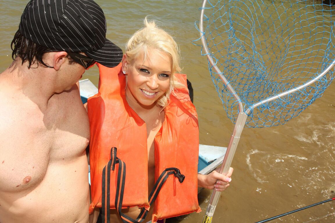 12P A linda adolescente Kacey Jordan é fodida enquanto pescava em um barco