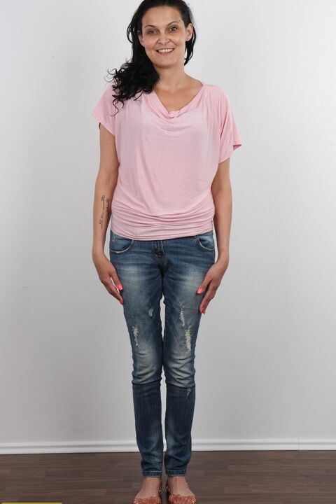 20P Mulher madura Radka tira todas as roupas para suas primeiras poses nuas