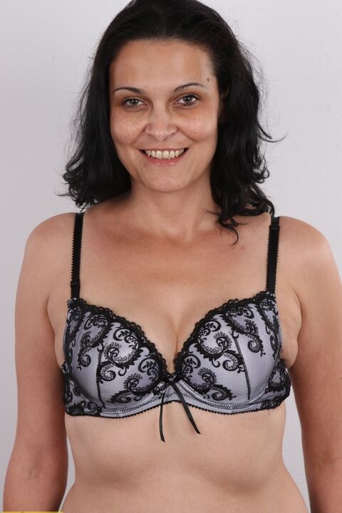 20P Mulher madura Radka tira todas as roupas para suas primeiras poses nuas