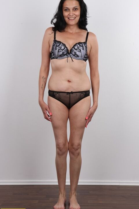 20P Mulher madura Radka tira todas as roupas para suas primeiras poses nuas