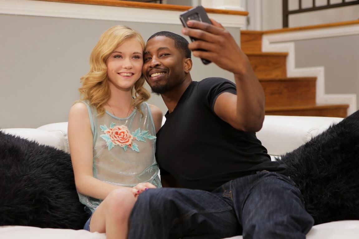 15P La linda novia rubia Hannah Hays finalmente deja que su novio le meta su BBC en su pequeño culo