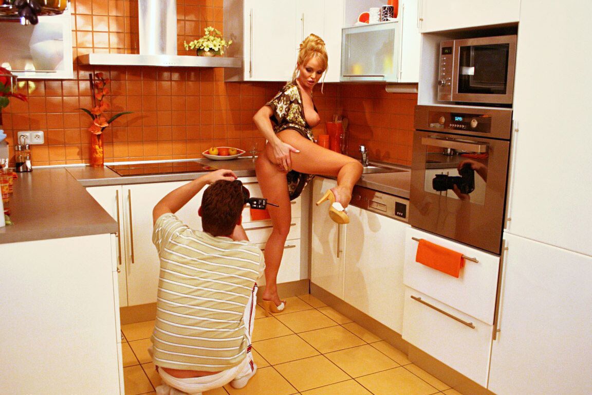 15P Sucia ama de casa checa Silvia Saint jugando con su manguito en la cocina