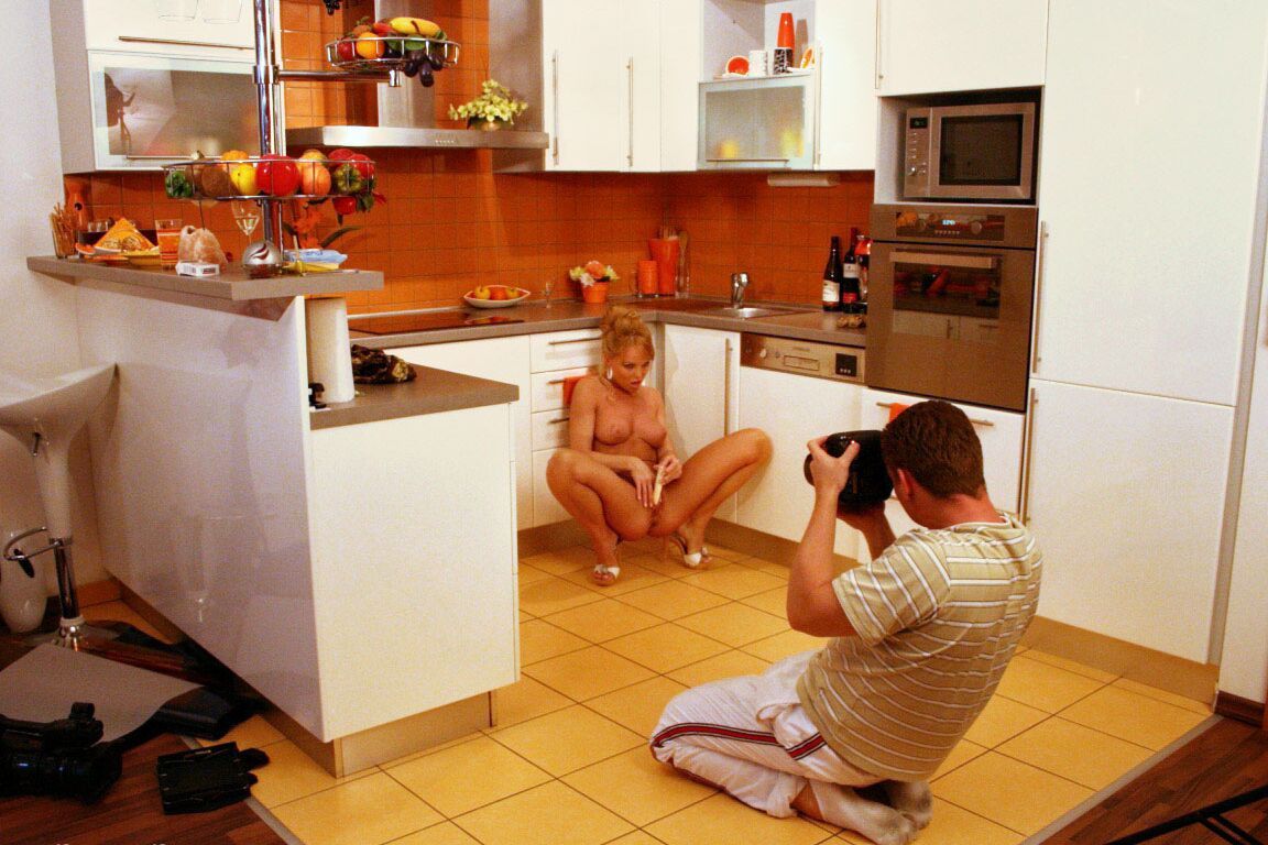 15P Sucia ama de casa checa Silvia Saint jugando con su manguito en la cocina