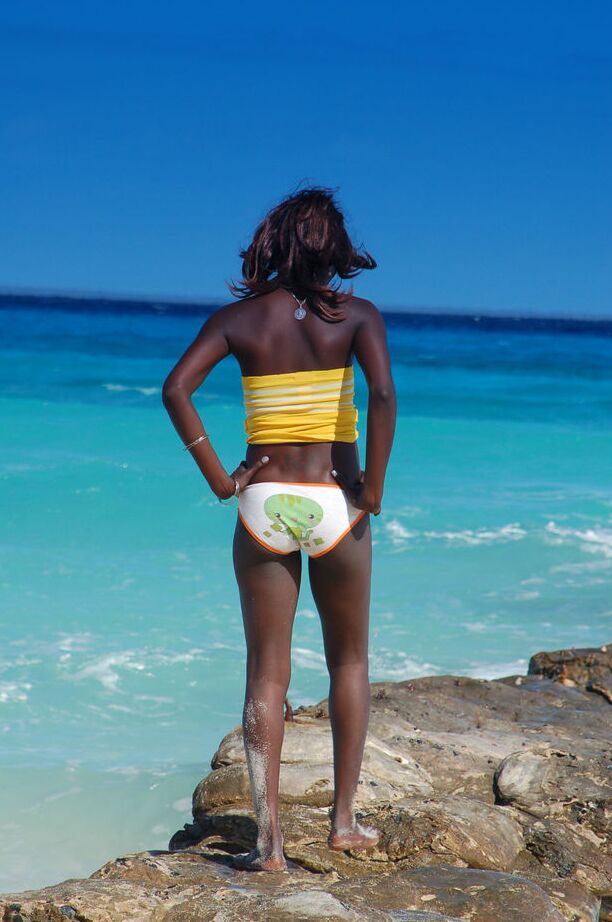 16P La nena de ébano de tetas pequeñas Maria L se desnuda en la playa y expone su coño oscuro