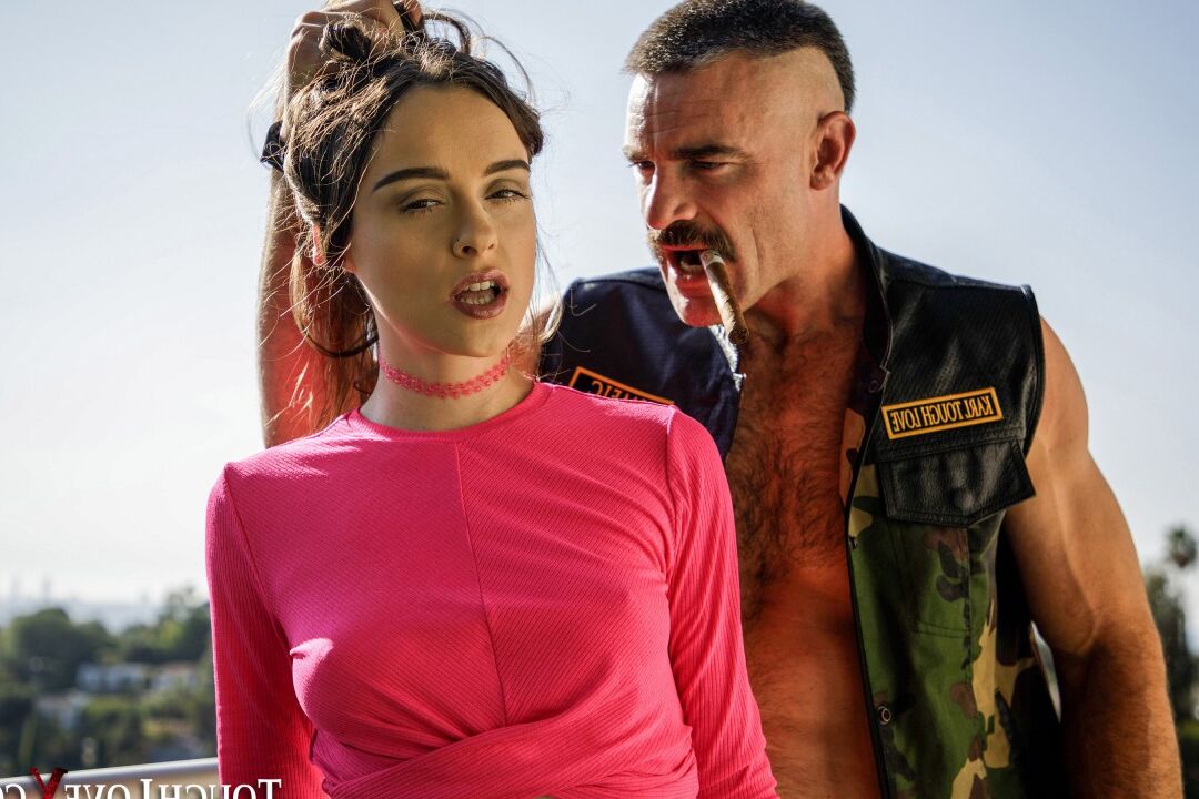 20P La caliente adolescente Lily Glee tiene las manos alrededor de su garganta antes de una intensa follada
