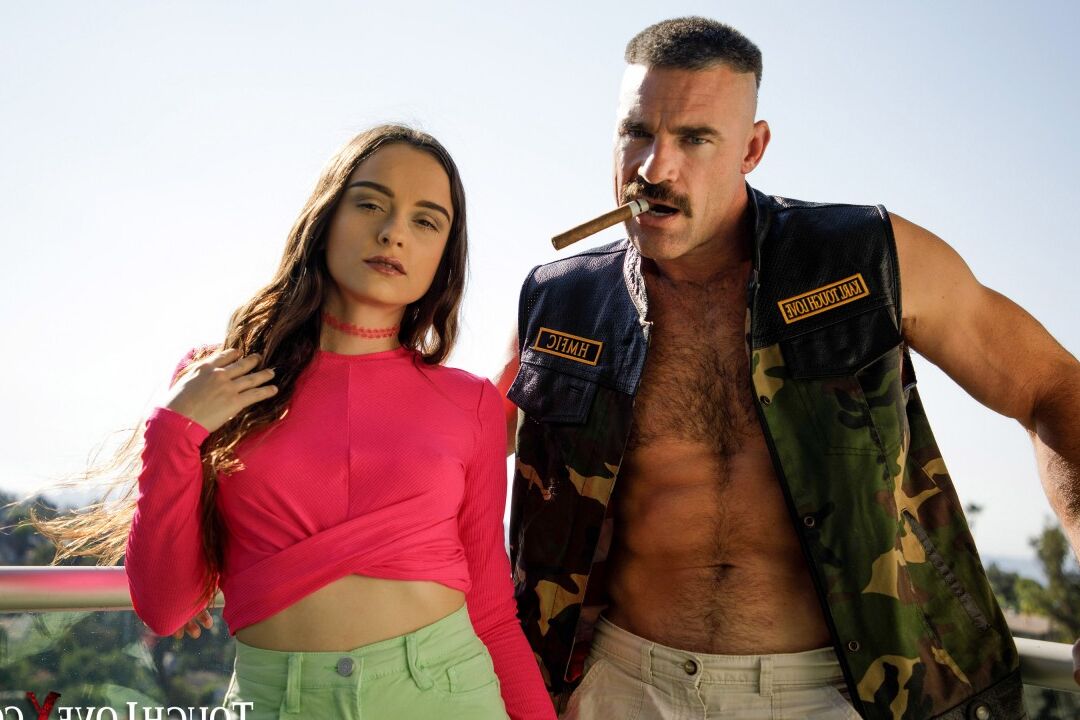 20P La caliente adolescente Lily Glee tiene las manos alrededor de su garganta antes de una intensa follada