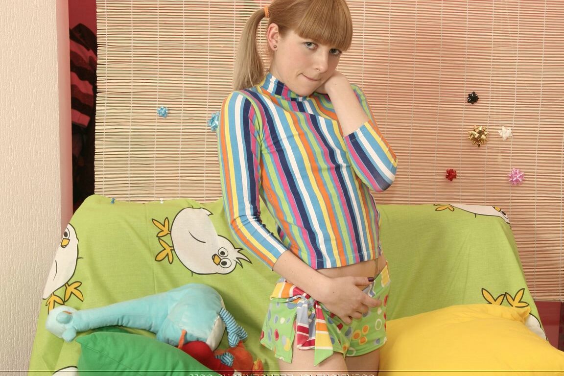 15P 若そうな女の子がかわいいパンティーを脱いだ後チンポの上に跨る