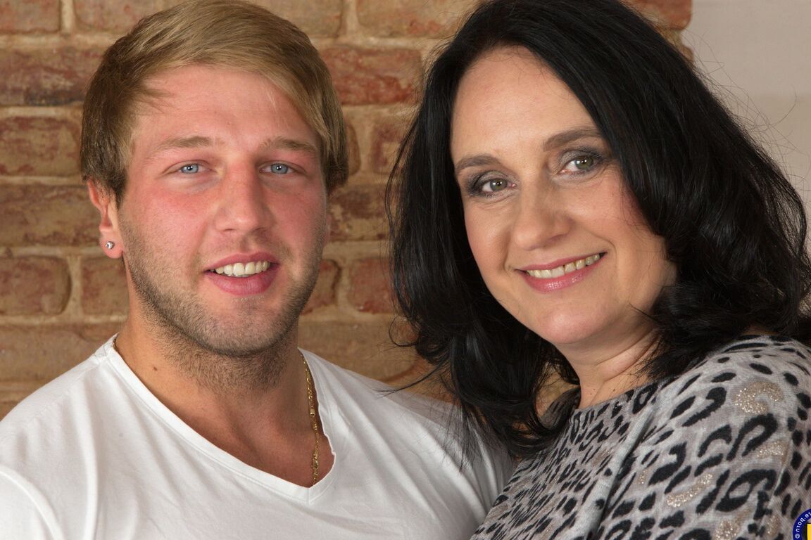 16P Alte Frau auf der dicken Seite wird von ihrem Toyboy ausgezogen und vollgespritzt