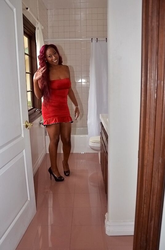 16P Redhead ebony lassie with amazing ample booty getting nude in the bath
