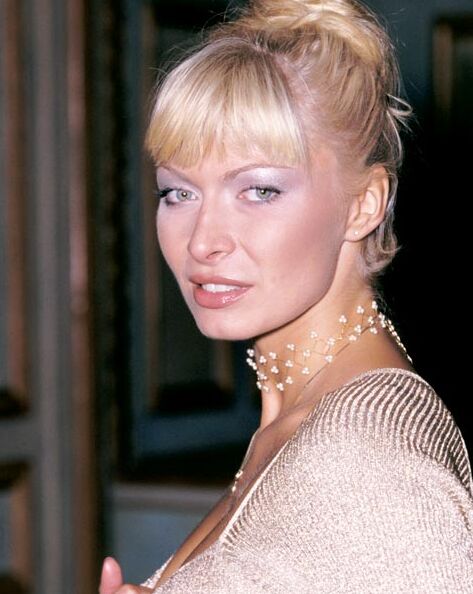16P: Die elegante MILF zieht ihr Dessous-Ensemble aus, um sich nackt auszuziehen
