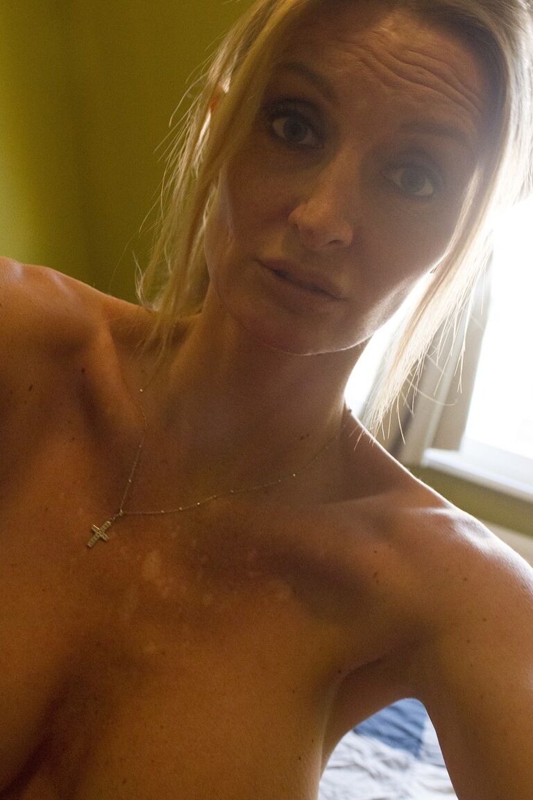 20P Gia Bawerk, mature amateur, révèle ses seins parfaits et pose nue