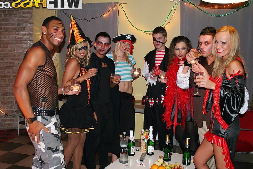 Les étudiants du 16P College se saoulent lors d'une fête d'Halloween avant le sexe en groupe
