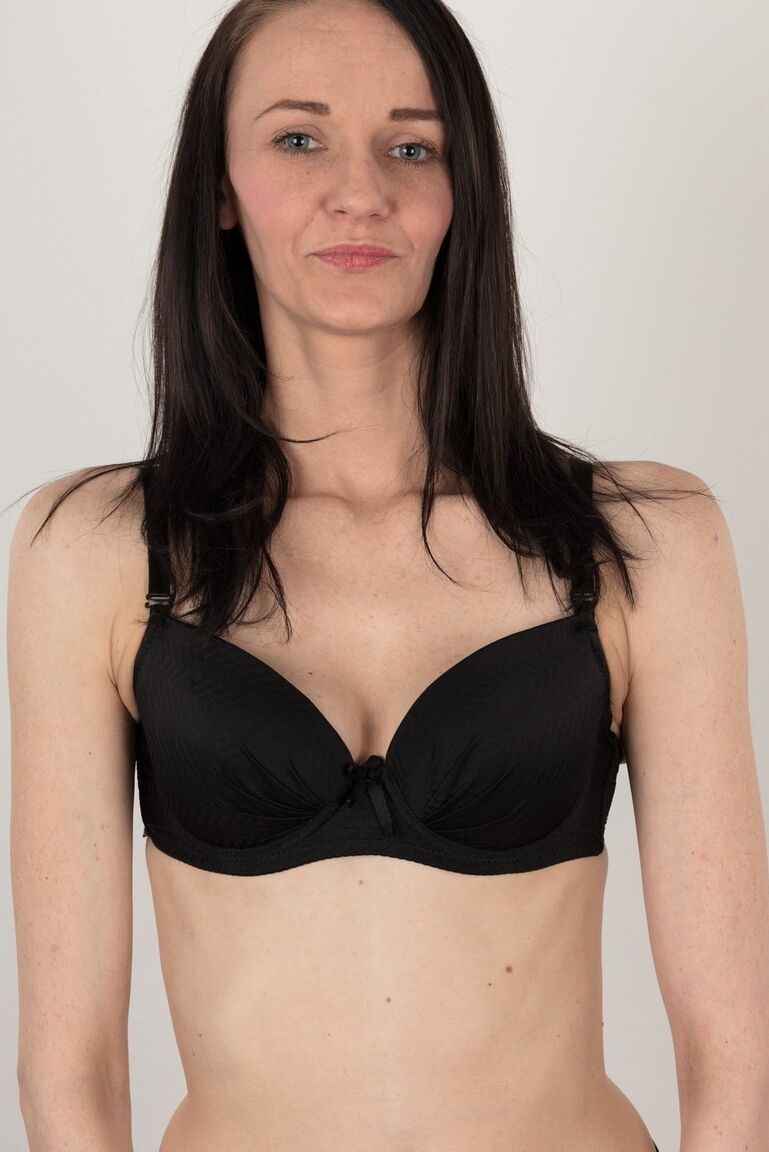 20P Mamá esbelta con cabello castaño está totalmente desnuda en su debut como modelo desnuda