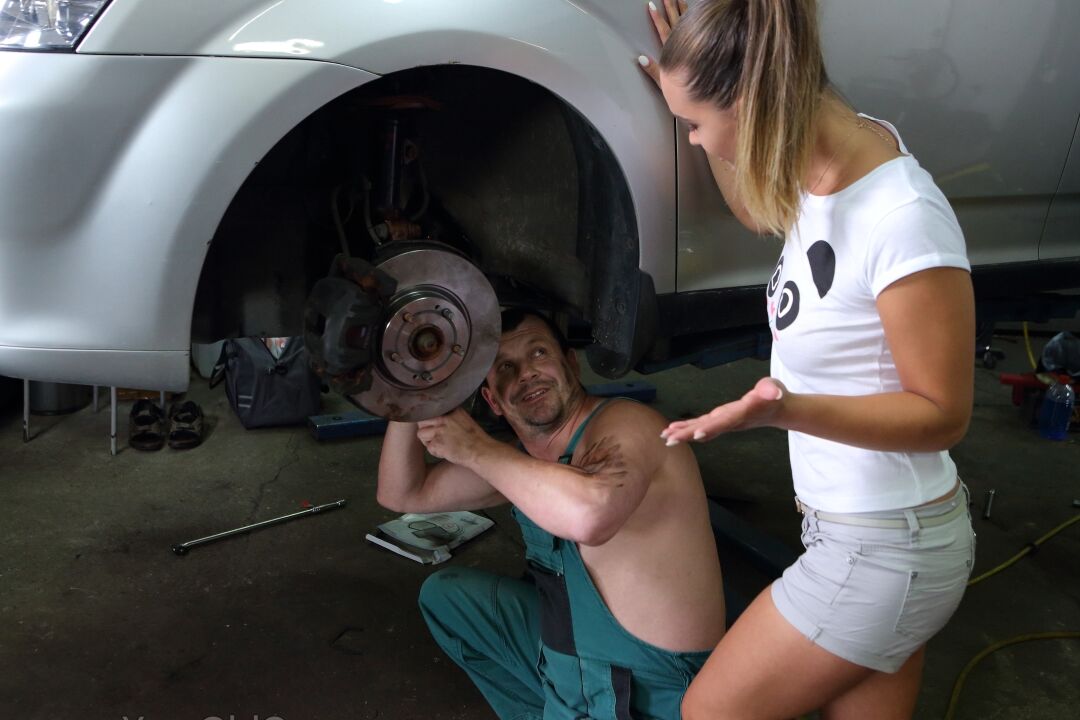 16P A adolescente excitada Naomi Bennet seduz um velho mecânico enquanto ele trabalha no carro dela