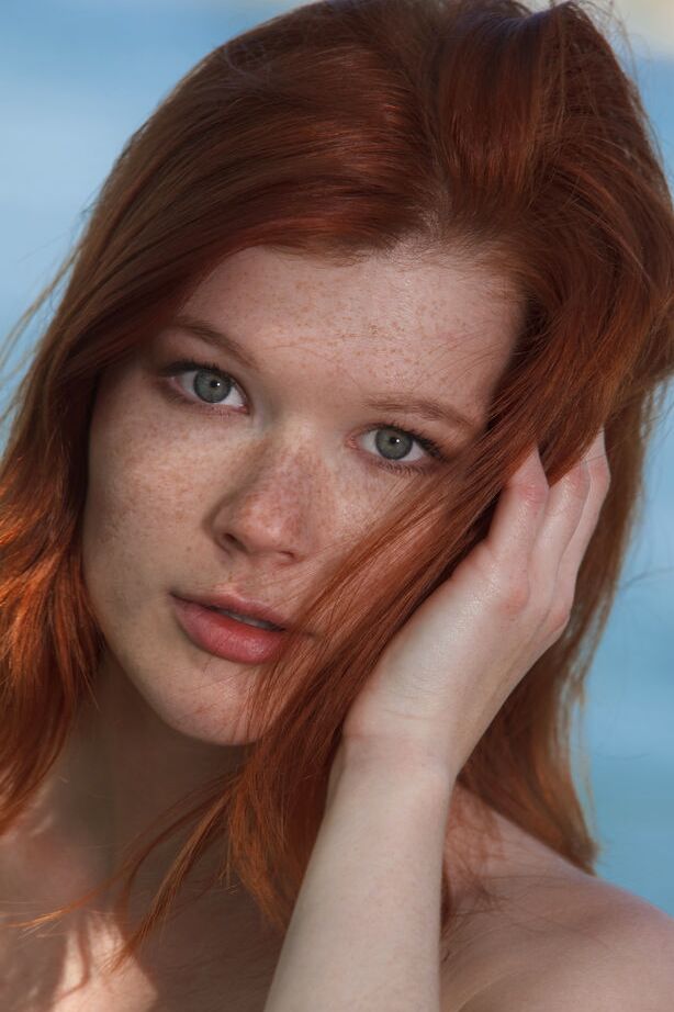 18P A linda vagabunda ruiva Mia Sollis se despe completamente na praia