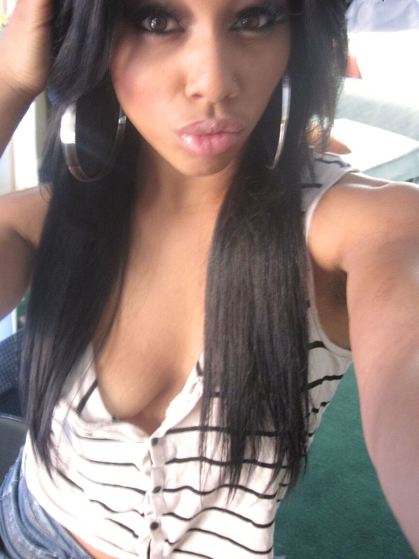 18P La exótica negra Leilani Leeane muestra su sexy culo y sus tetas medianas