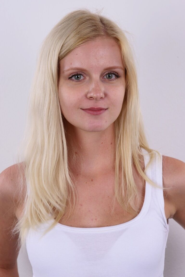20P Aneta, blonde naturelle, se tient raide comme une planche en se déshabillant avant de s'asseoir