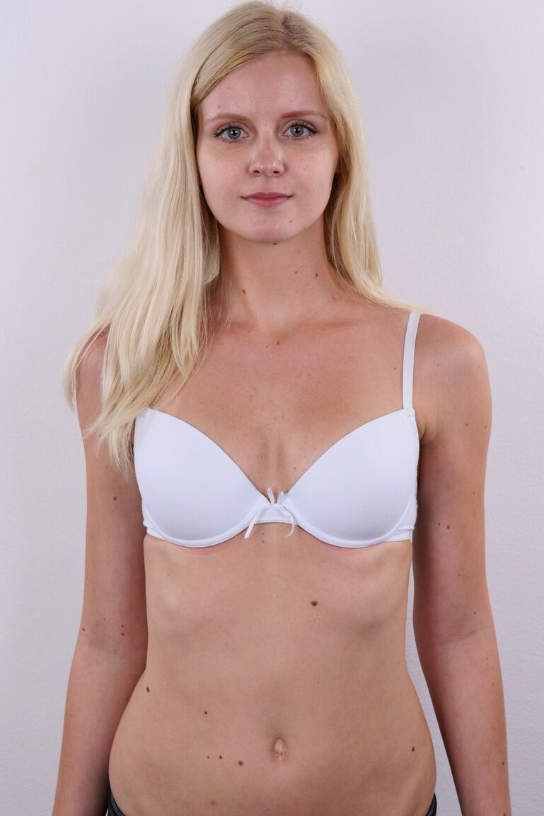 20P Aneta, blonde naturelle, se tient raide comme une planche en se déshabillant avant de s'asseoir