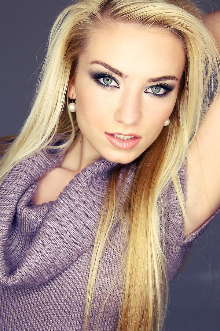 16P Schönes blondes, dünnes Mädchen Diana zieht ihr sexy Kleid aus und streckt sich nackt