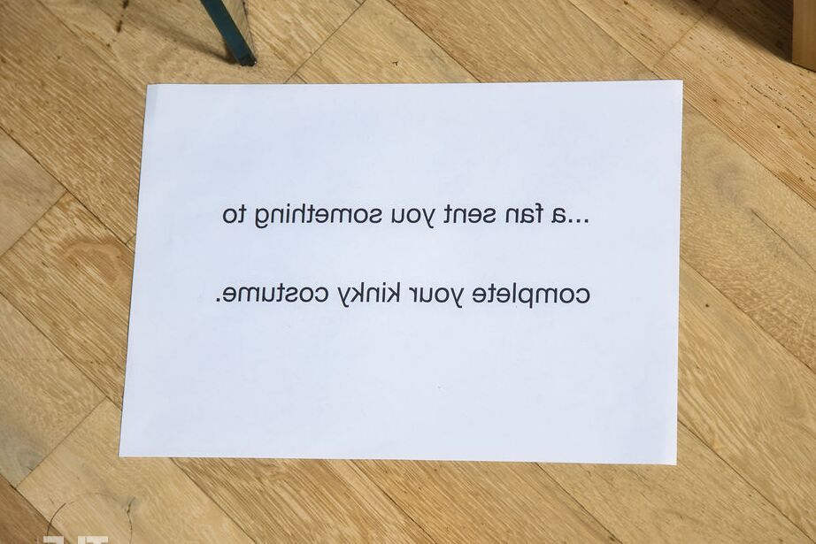 16P Lovita Fate se desliza el guante, luego engrasa las púas y acaricia sus curvas, ella