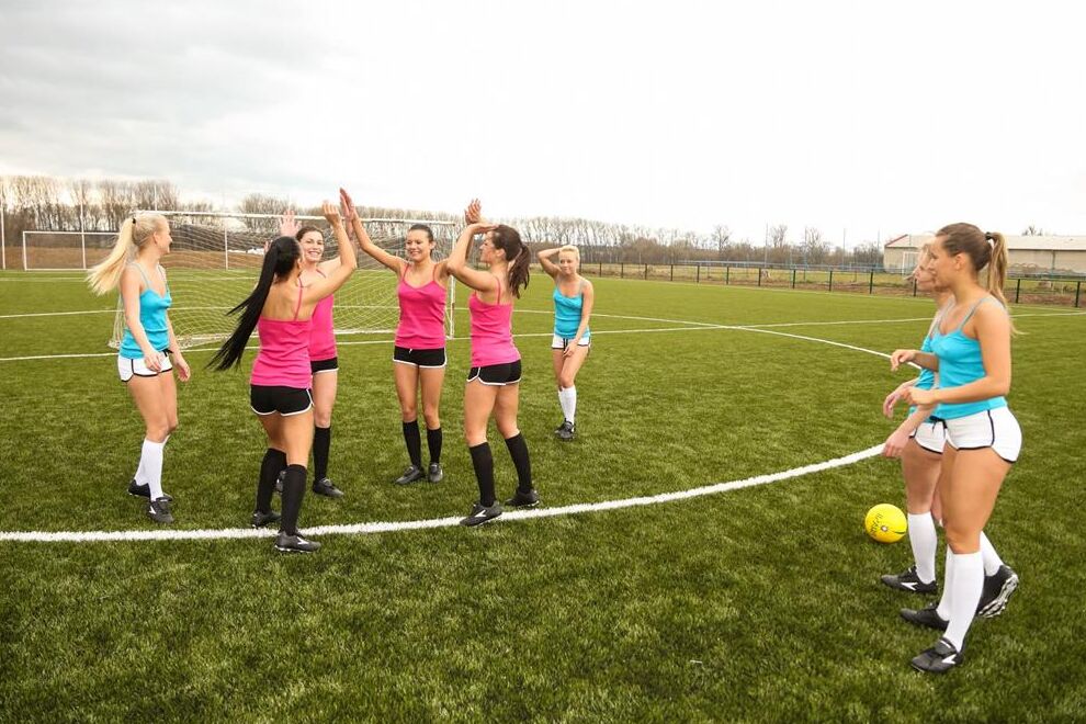 15P De jeunes gouines jouant au football se déshabillent sur le terrain